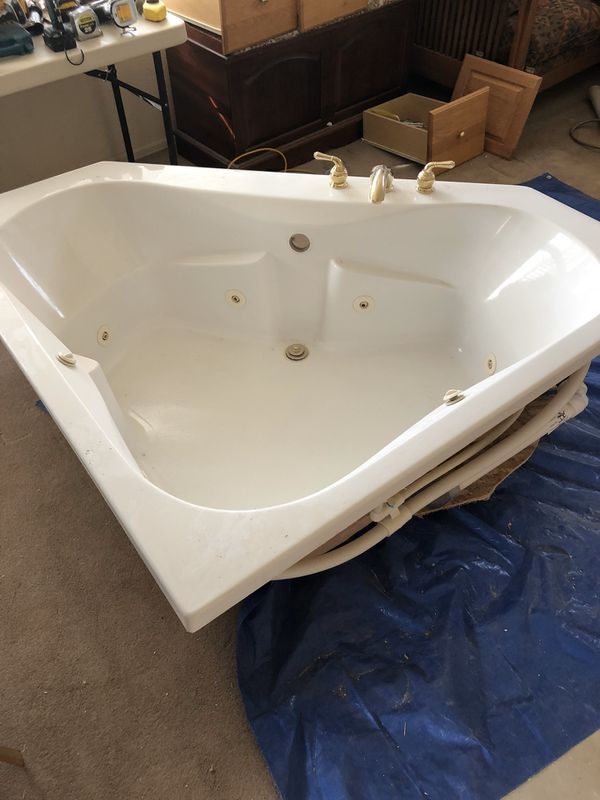 Maxx Tryst 6060NS 6 jet whirlpool tub for Sale in Maple ...