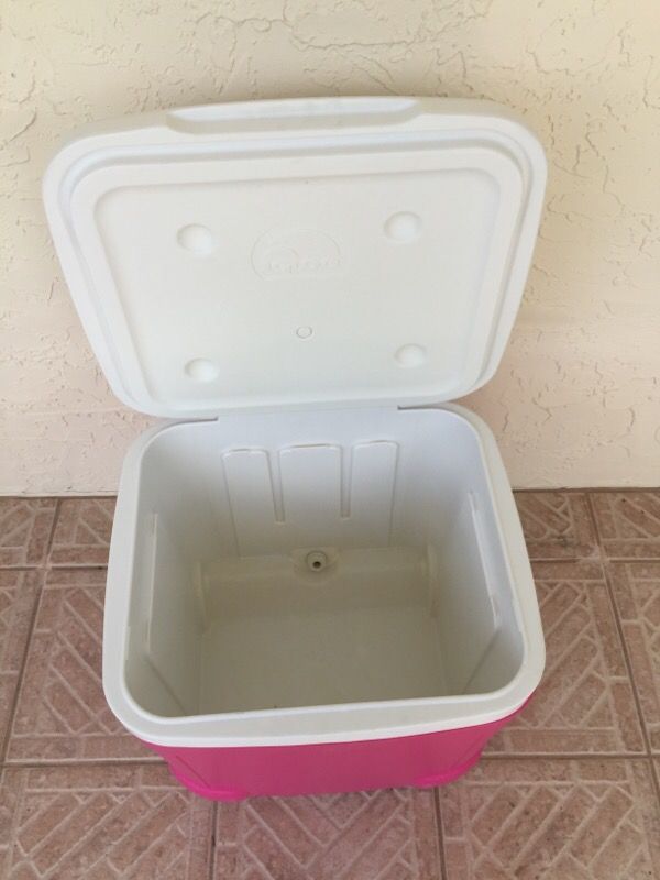 Pink igloo ice cube cooler with wheels for Sale in Zephyrhills, FL