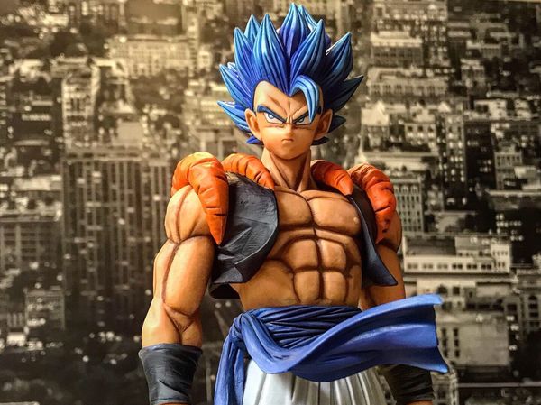 statue gogeta blue