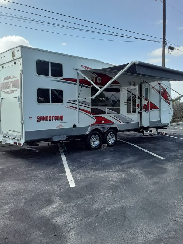 One owner 2011 sandstorm toy hauler 24 ft generator and fuel station