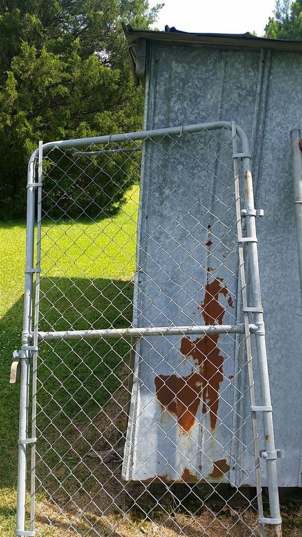 6 ft chain link gates (4) 2 are home made and 2 are store bought. Very