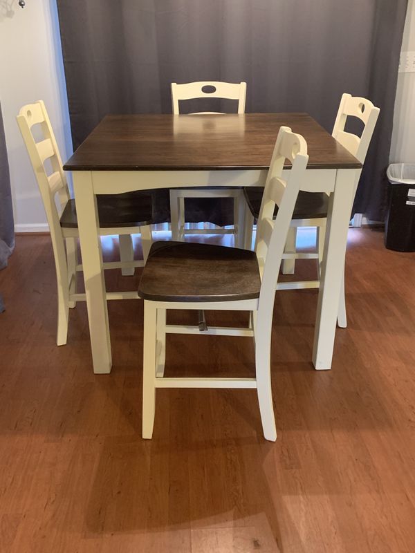 Ashley furniture kitchen table and chairs like new for Sale in Columbia
