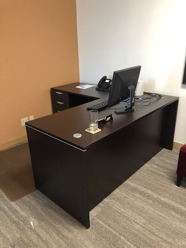 L shaped desk with exec height return, 2 locking pedestals and wire ...