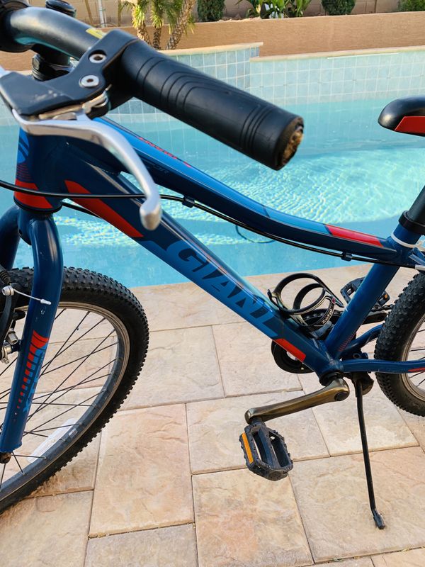 Giant Mountain Bike 24 inch for Sale in Mesa, AZ - OfferUp