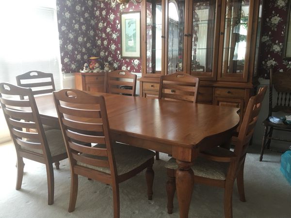 Broyhill Dining Room Set Buff Colored With Pine