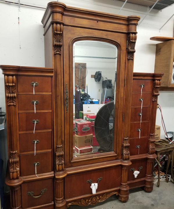 Pulaski Furniture Edwardian Mans Chest for Sale in Lockhart, TX - OfferUp