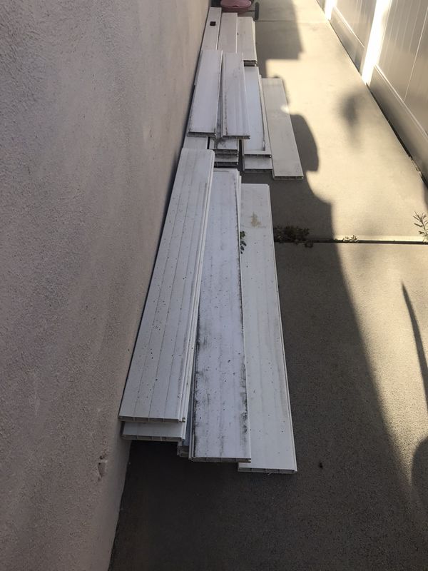 White vinyl fencing slats (29) and (2) vinyl posts for Sale in Temecula