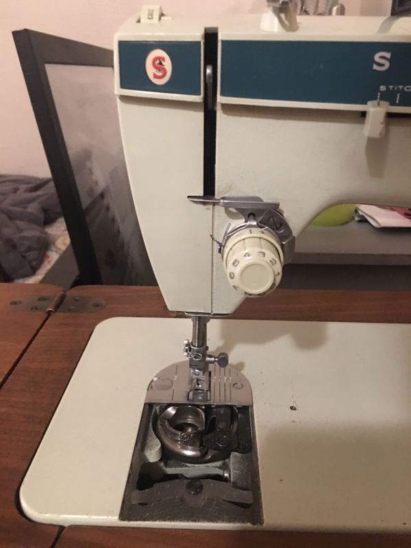 Vintage Singer Sewing Machine Model 257 Fashion Mate Foot Pedal Table