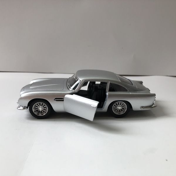 NEW 1963 Silver Aston Martin DB5 Luxury Sports Racing Car Toy Diecast