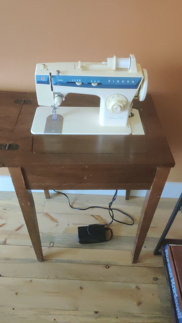 Vintage 1978 Singer Fashion Mate 288 sewing machine (with hideaway table) for Sale in Greenwood