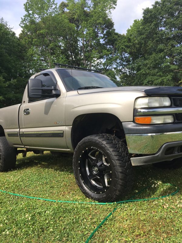 1999 Chevy Silverado 1500 on some 33s with a 12.50 •20 rim for Sale in ...