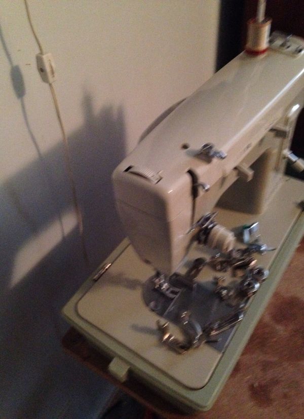 Singer 621b sewing machine for Sale in Versailles, KY - OfferUp