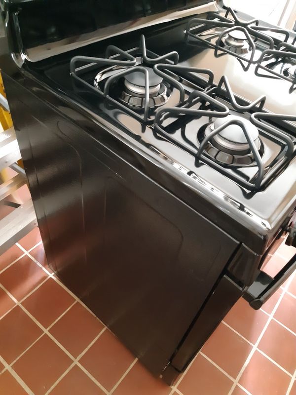 Gas GE range. Gas. Very clean. Bottom broiler. for Sale in Louisville, KY OfferUp
