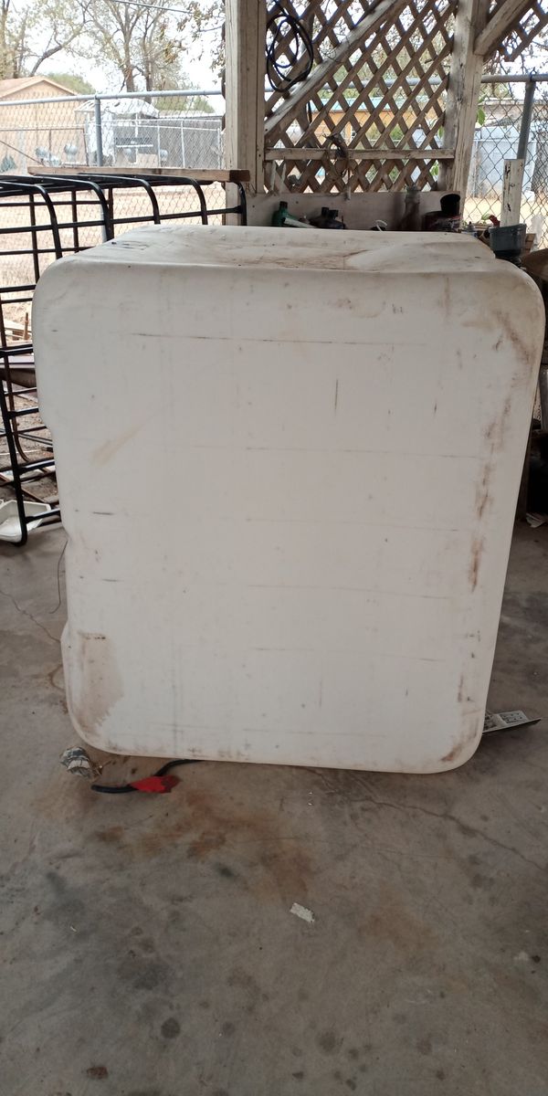 100 gallon water tank with cage for Sale in Lubbock, TX OfferUp