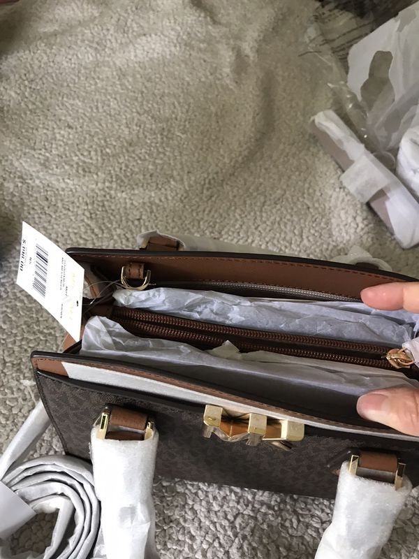 Authentic Michael kors crossbody for Sale in Tacoma, WA - OfferUp