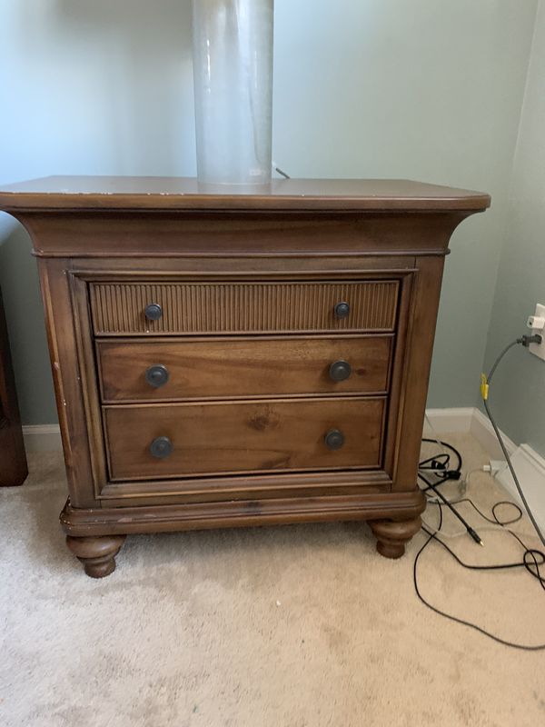 Broyhill bedroom set in excellent condition for Sale in Hanover, PA