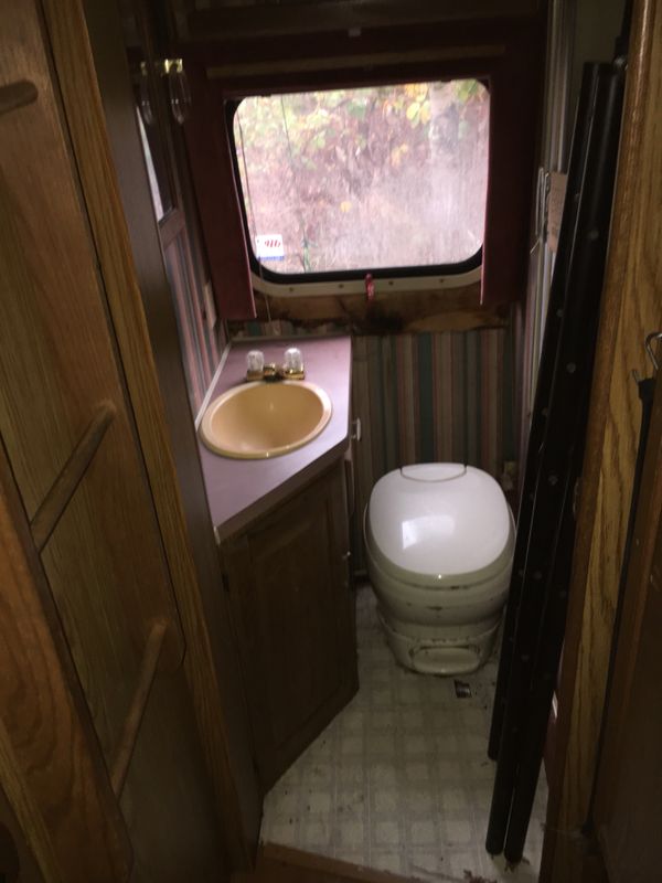 1986 Winnebago Chieftain 26’ (for parts / fixer-upper) for Sale in