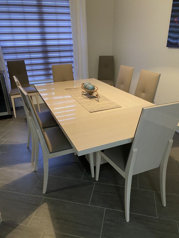 El dorado dining room table and chairs for Sale in Coral Springs, FL
