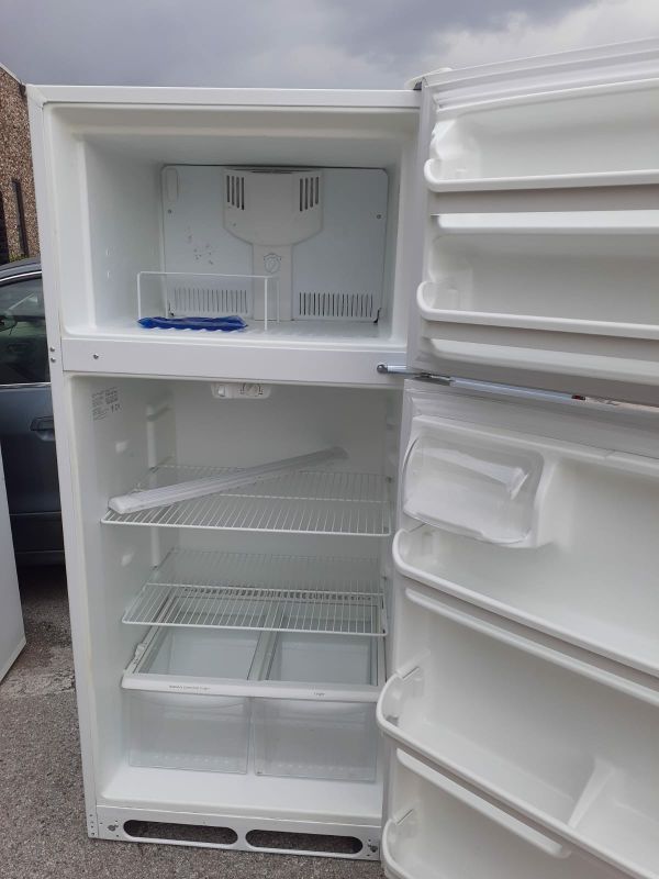 ESTATE WHIRLPOOL. CORPORATION. REFRIGERATOR for Sale in Farmers Branch