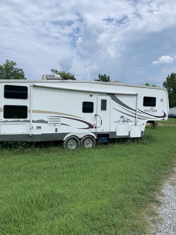 2005 fifth wheel camper sleeps 10 has bunks in the back for Sale in