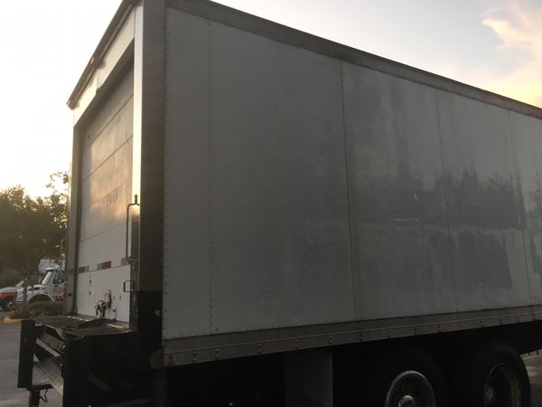 Box truck 26 ft. Has lift gate and AC. Heavy duty for Sale in TEMPLE