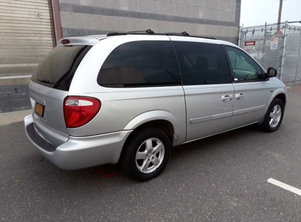 2005 dodge caravan stow n go MiniVan for Sale in Island Park, NY - OfferUp