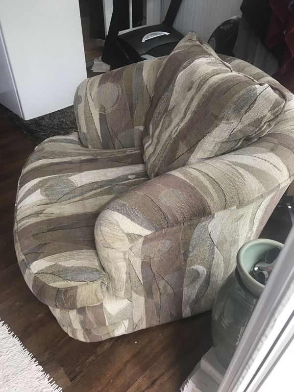 Beautiful, solid and clean Lazy Boy barrel style swivel chair. 100 for