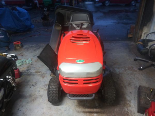 Scott's 42 inch lawn tractor in near-perfect condition with bag