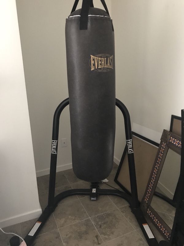 New Everlast 200 lb punching bag and stand for Sale in Tempe, AZ - OfferUp