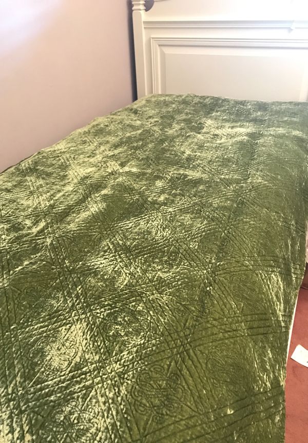 Olive Green Velvet Queen Quilt for Sale in San Leandro, CA OfferUp