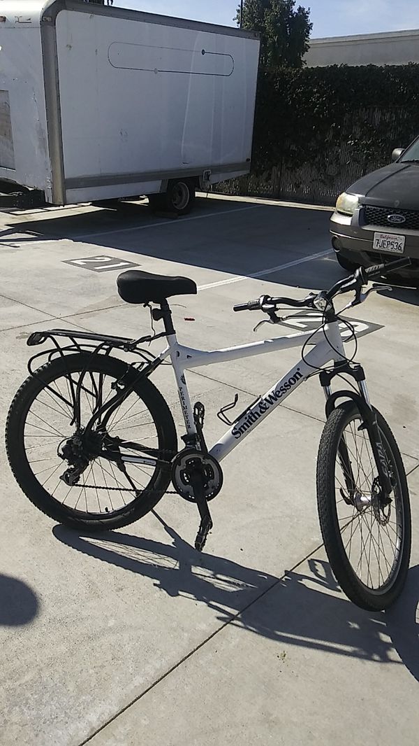 Smith &Wesson Mountain Bike 26 inch for Sale in Coachella