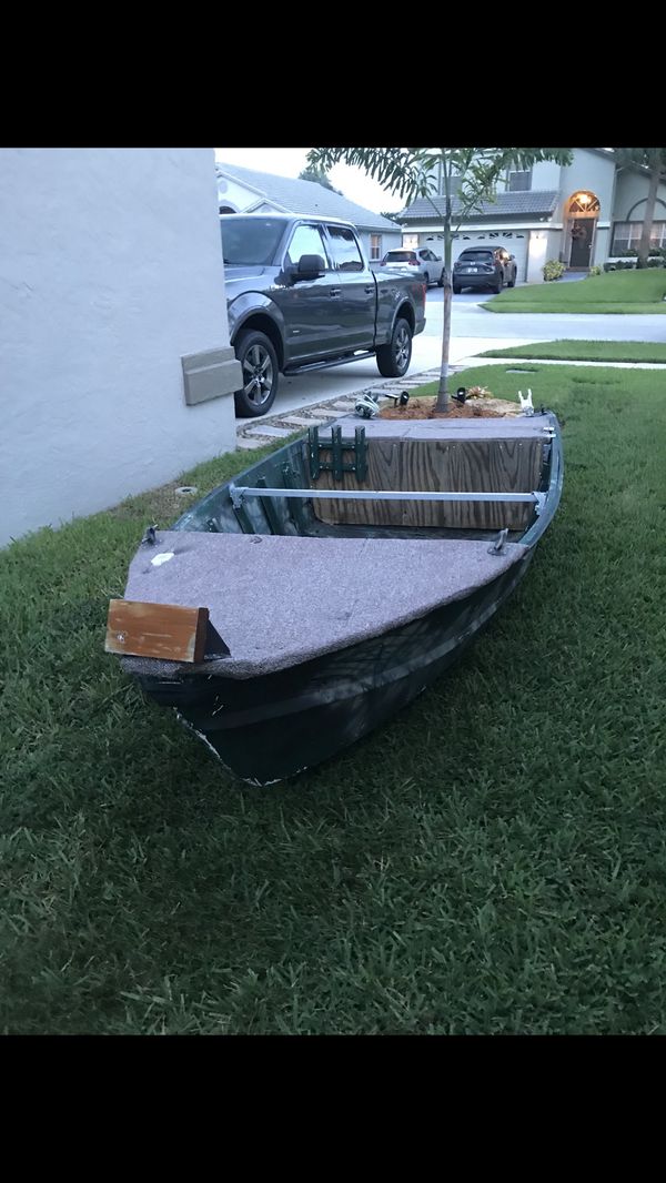 12 foot Jon boat WITH TITLE for Sale in Boynton Beach, FL 