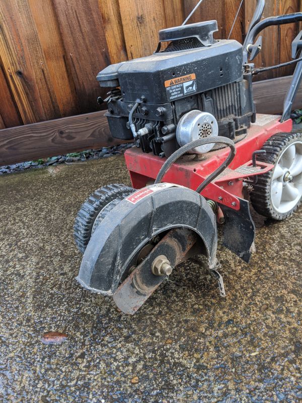 Yard Machines 3.5 HP Gas Lawn Edger Briggs and Stratton engine. for
