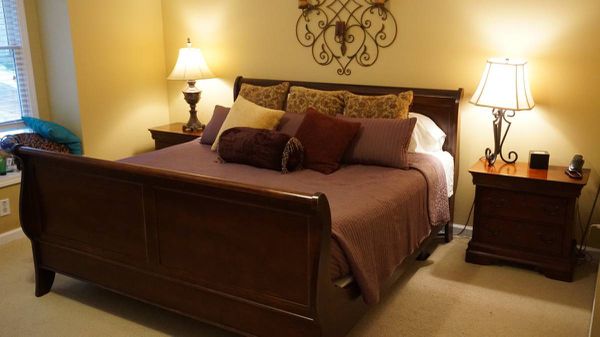 Broyhill Louis Philippe Cherry Wood Bedroom Set for Sale in Roswell, GA ...
