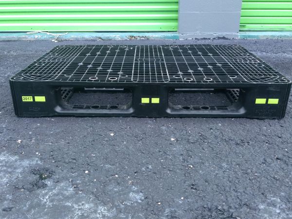 *Used* Sturdy Plastic Pallets for Sale in Tampa, FL - OfferUp