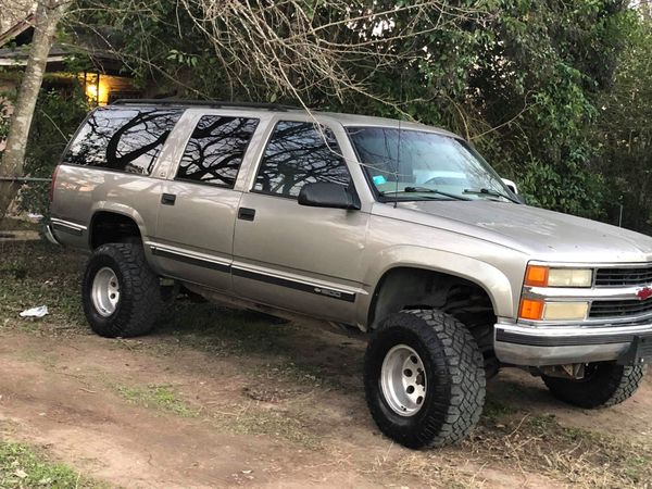 1999 Chevy suburban lifted (CLEAN)!!! for Sale in Seguin, TX - OfferUp