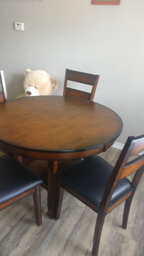 Nebraska Wooden Round 4 Seat Dining table for Sale in Irving, TX - OfferUp