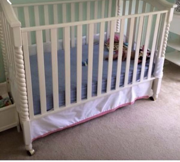 Used Like New Bellini Danny Crib With Brand New Mattress For