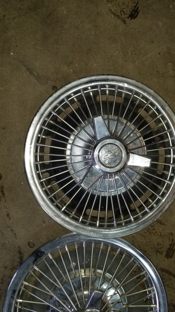 14" Chevy spokes hubcaps EXCELLENT CONDITION for Sale in Chicago, IL