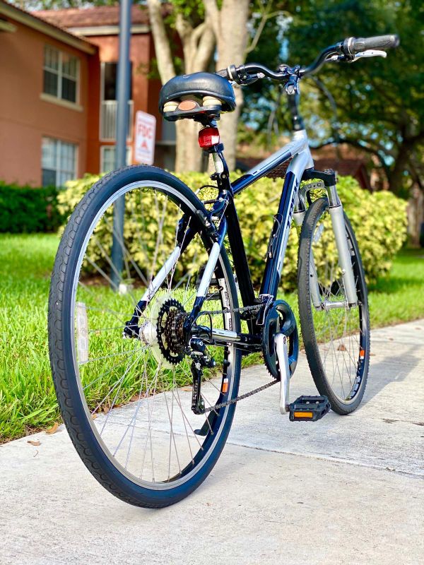 Trek Verve 2 Aluminum Hybrid Bike 700c (27.5â) - 21 speed with front suspension - Frame 17,5â(44 