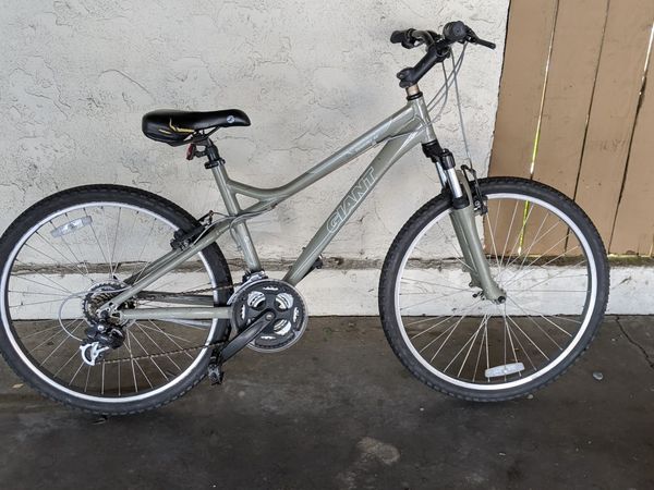 giant boulder se women's mountain bike