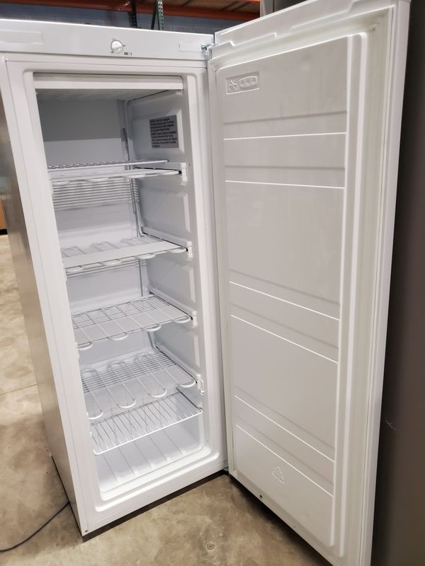 New insignia nsuz53wh9 upright freezer for Sale in St. Petersburg, FL