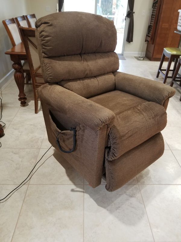 Lazy Boy Power Recliner with lift assist for Sale in Port St. Lucie, FL