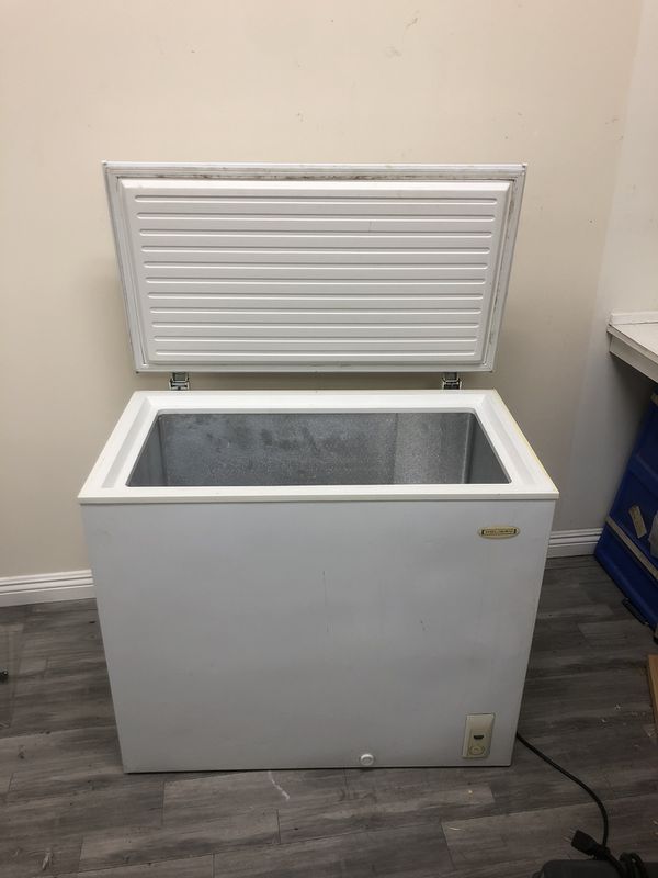 Holiday 7 Cu. Ft. Chest deep freezer - White for Sale in Burbank, CA