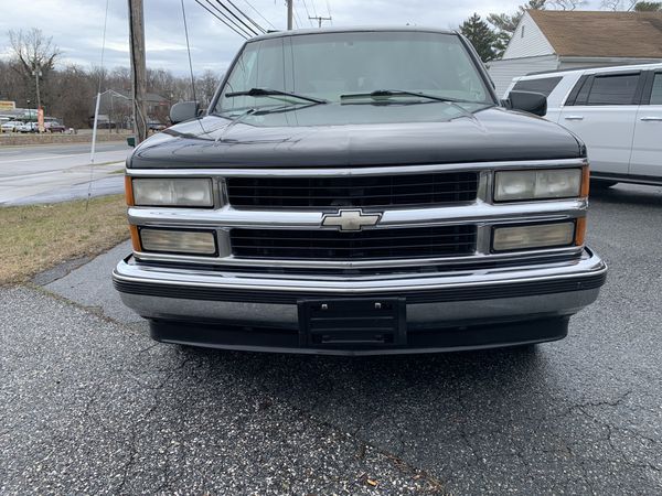 1999 Chevy suburban 9 passenger V8 350 5.7L runs great for Sale in ...