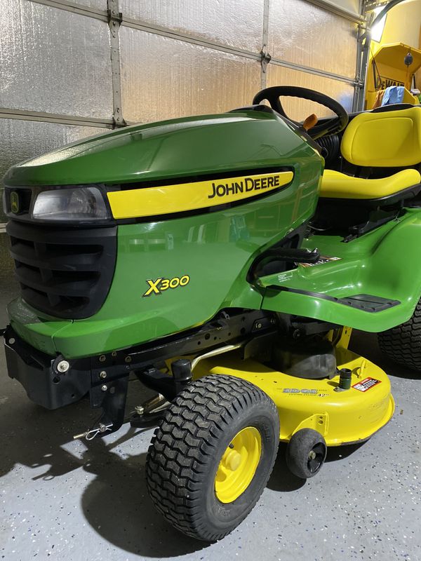 John Deere X300, Garden Tractor 42in. Edge™ Deck Riding Mower W/BAGGER