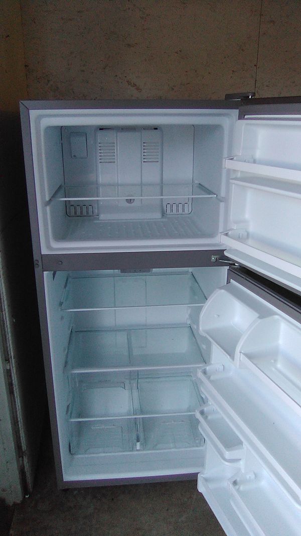 Beautiful Whirlpool refrigerator 18 cubic foot refurbished comes with a