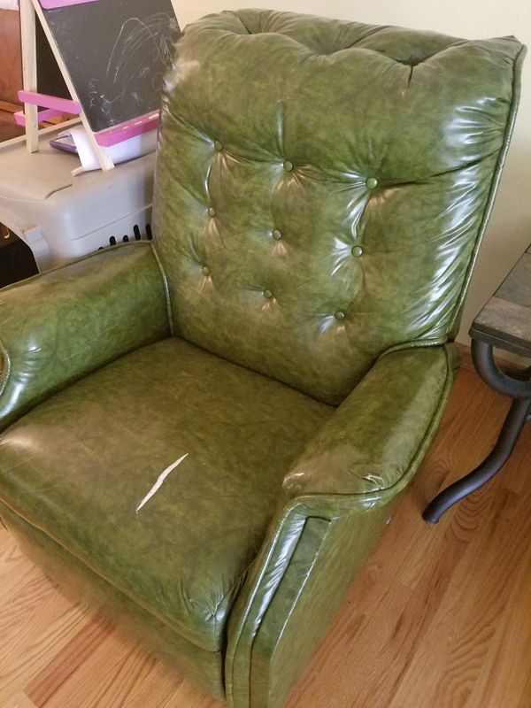 Vintage vinyl green recliner. for Sale in Broomfield, CO OfferUp