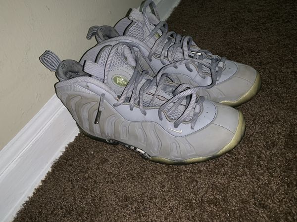 wolf grey foamposite on feet