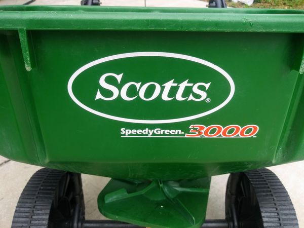 Scotts Speedy Green 3000 Broadcast Spreader for Sale in Pompano Beach, FL - OfferUp
